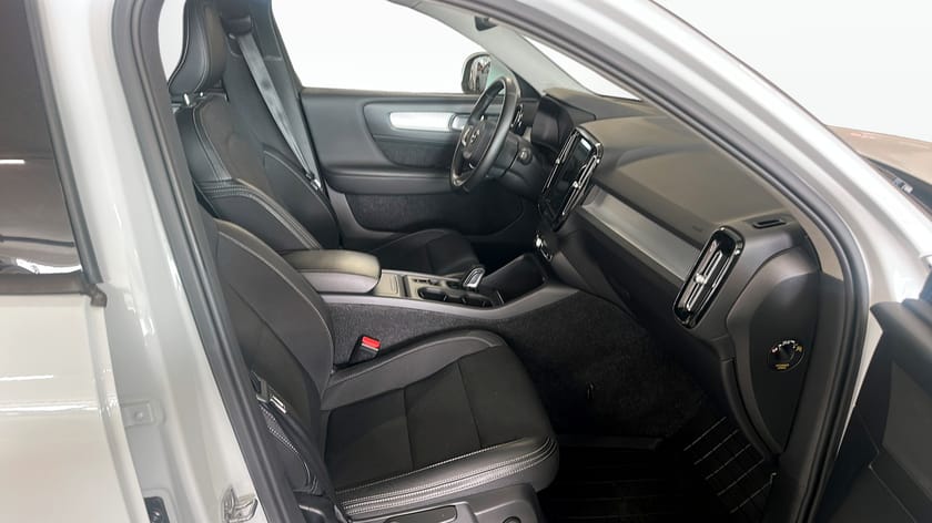 Bild 3 av Volvo XC40 D4 AWD Momentum Värmare Keyless
