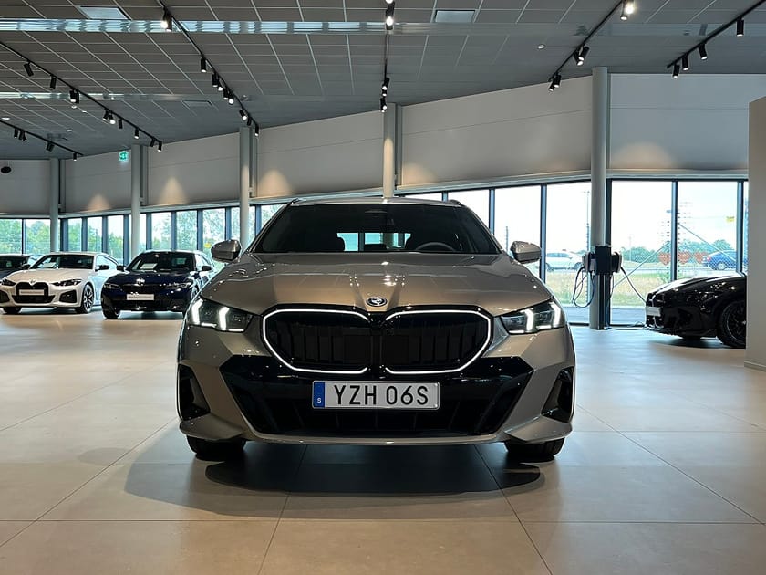 Bild 2 av BMW 530e xDrive Touring M Sport Pro D/A Plus Harman/Kardon Drag