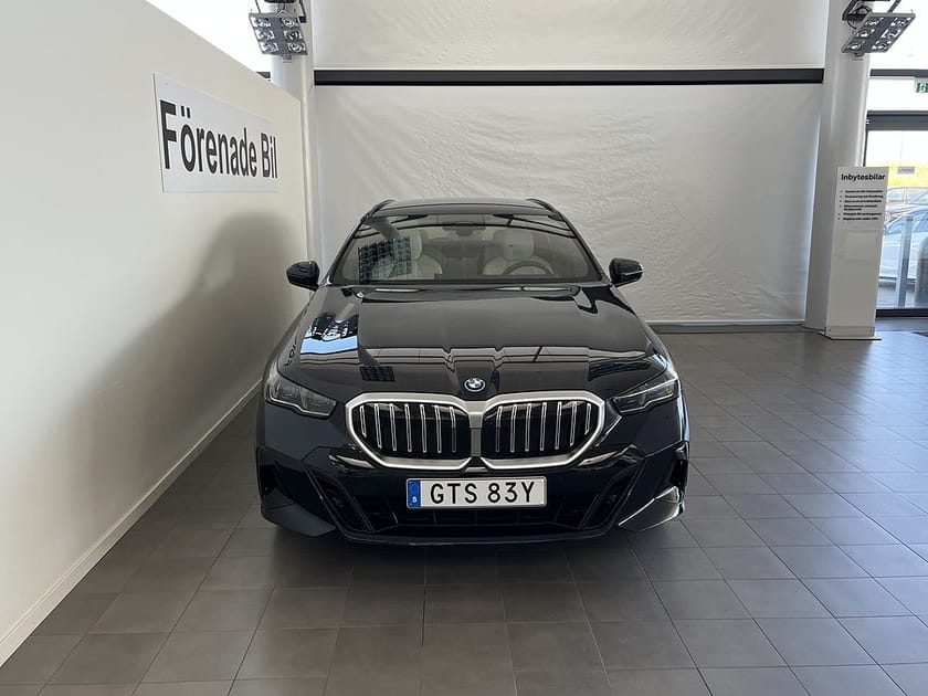 Bild 2 av BMW 530e xDrive Touring M Sport B&W Drag Rattvärme ComfortAccess