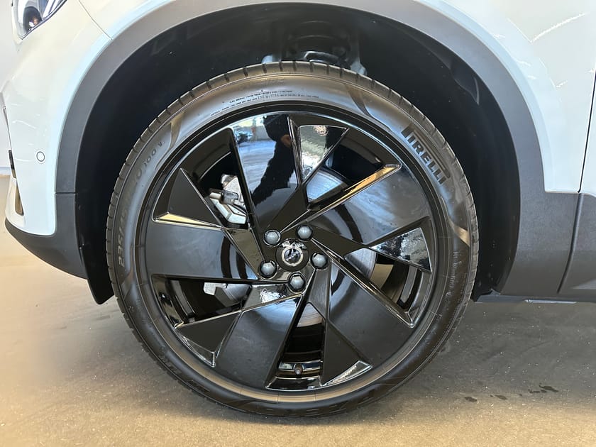 Bild 3 av Volvo EX40 Single Motor Extended Range M R Ultra Black Edt / Navigation / 360 Kamera / Panoramatak /