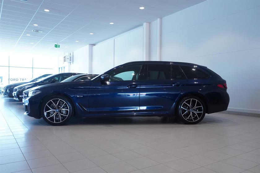 Bild 3 av BMW 530e xDrive Touring M-Sport Komfortstol 292hk