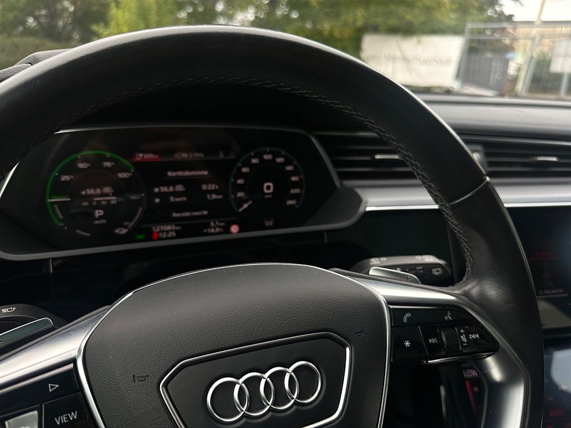 Audi Q8 55 e-tron quattro, bild 19 av 27