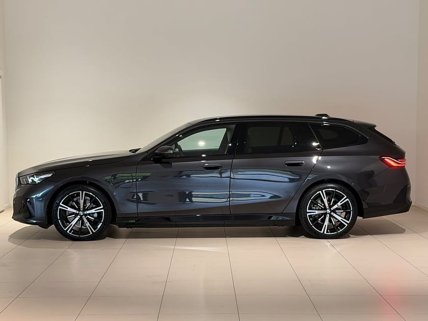Bild 2 av BMW 530e xDrive Touring xDrive, Driving Plus, Parking Plus, Harman Kardon, 20"