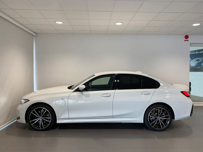 Bild 2 av BMW 330e xDrive Sedan M-Sport Adap* Farthållare Drag