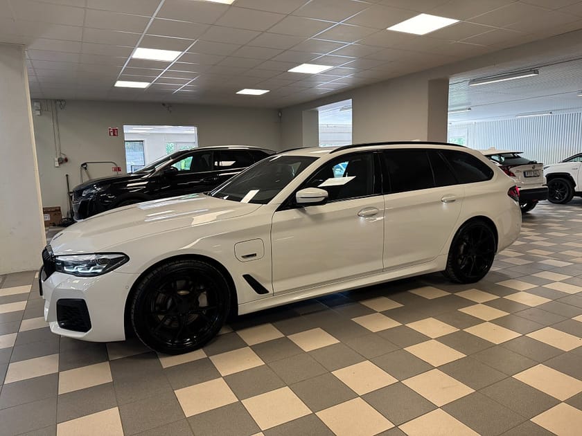 Bild 2 av BMW 530e xDrive Touring M Sport Navi Skinn B-Kamera CarPlay