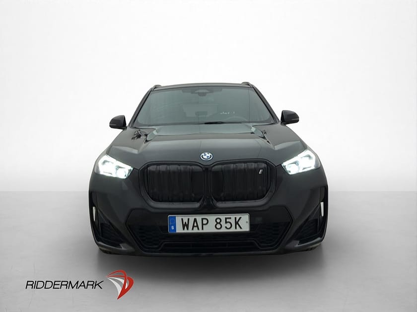 Bild 3 av BMW iX1 xDrive30 M Sport Pano MOMS Kamera H/K CarPlay Drag