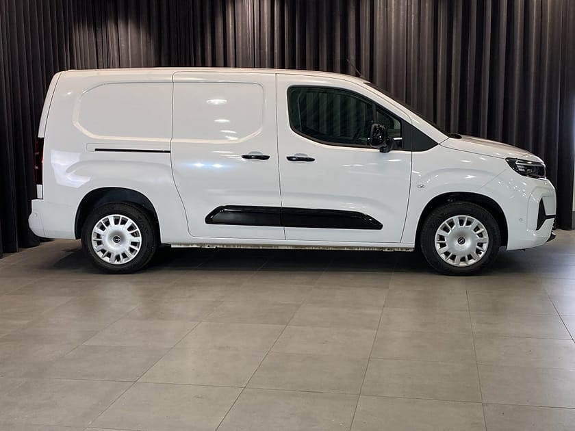Bild 3 av Opel Combo Van L2 Facelift /Elite/ / Dragkrok & Värmare / Moms / DEMO