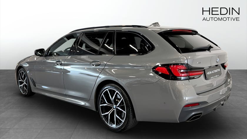 Bild 2 av BMW 530d xDrive Touring M Sport Hi-Fi Pano HUD Komfortstol Drag 4-zon