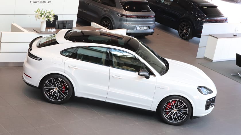 Bild 5 av Porsche Cayenne Turbo E-Hybrid Coupé / Sportavgas / Bakaxelstyrning / Drag