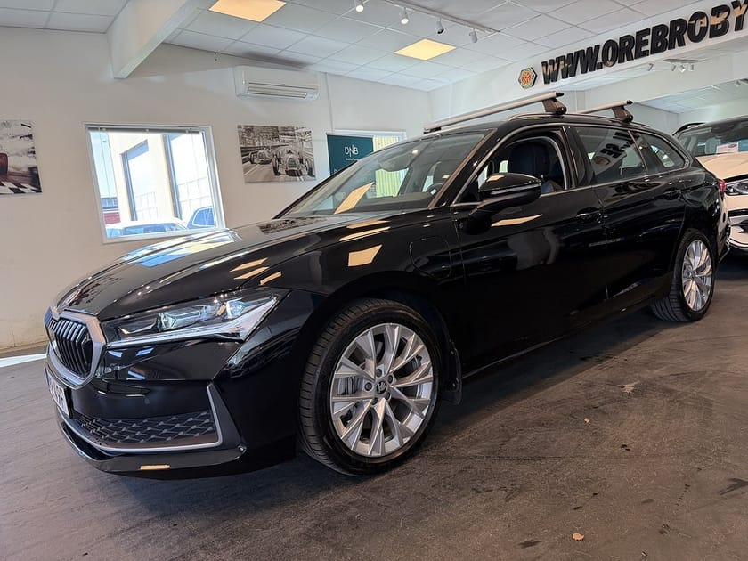 Bild 2 av Škoda Superb iV Kombi Skoda Drag Gps Värmare Massage Carplay 25,7 kWh MOMS
