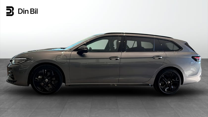Bild 2 av Volkswagen Passat Variant eHybrid Sportscombi R-LINE 272 hk Drag/Värmare/Panoram
