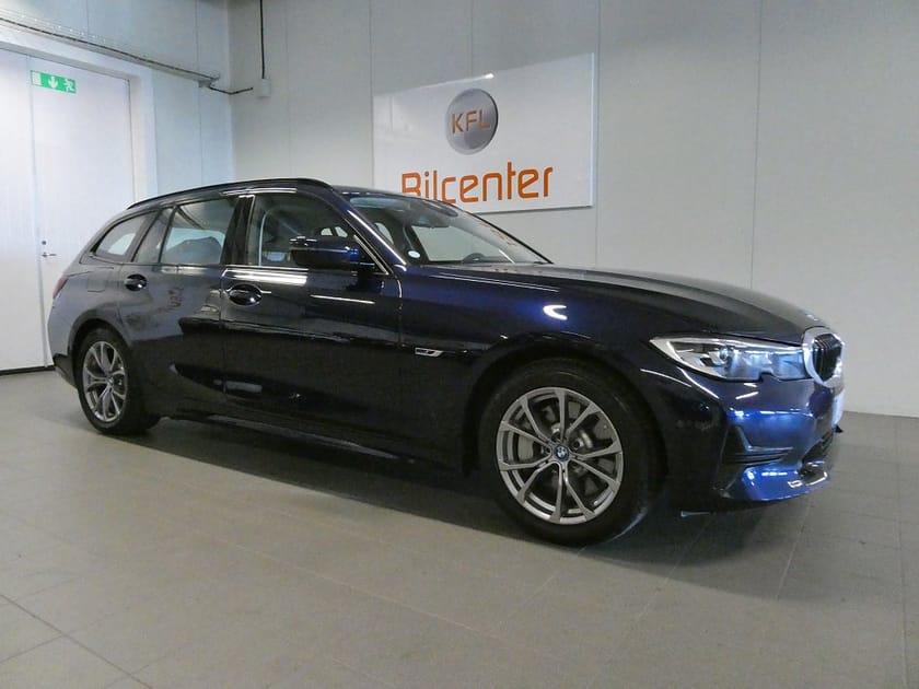Bild 5 av BMW 330e Touring Sport line Aut-Drag-Navi-HUD-Kamera-Cockpit-SoV