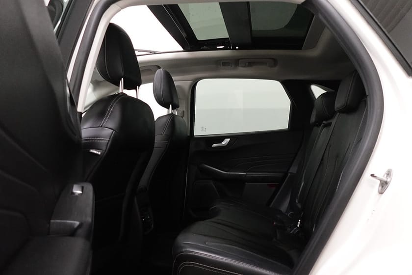 Bild 5 av Ford Kuga Plug-In Hybrid E-CVT Vignale Dragkrok Panorama Headup