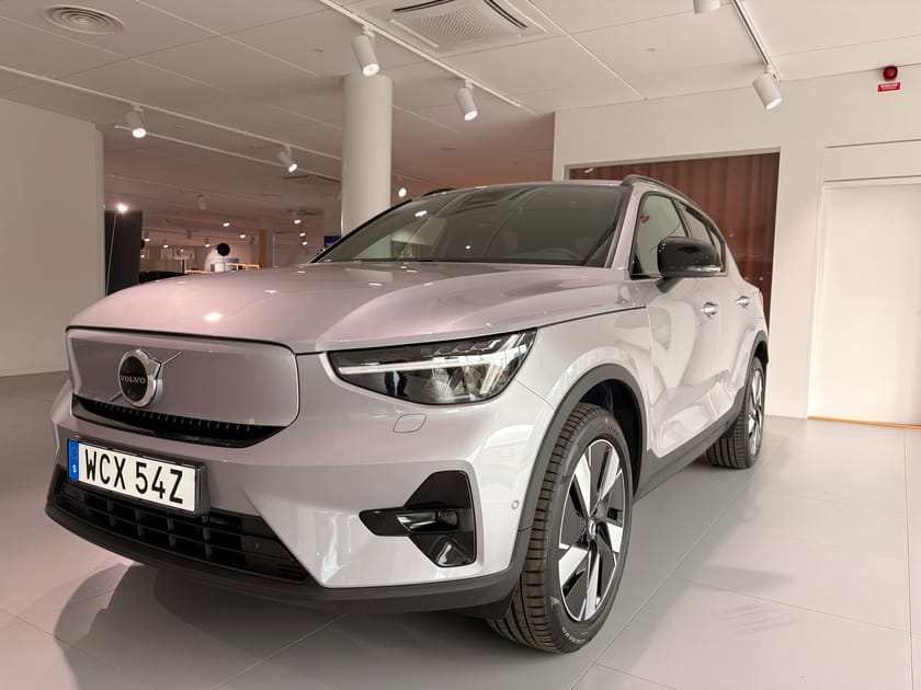 Bild 1 av Volvo EX40 Single Motor Extended Range ExtendedRange Plus SE *Leverans till semestern. Kampanjbil!*