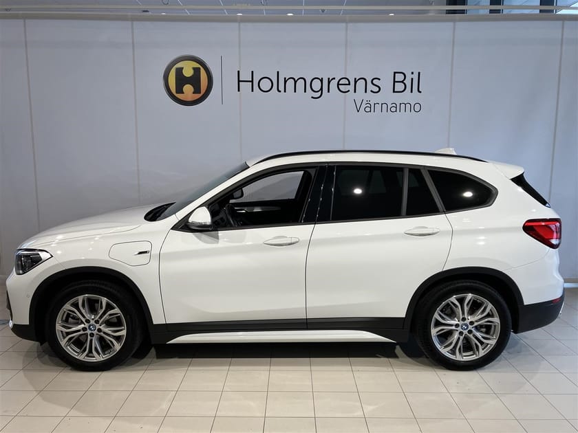 Bild 2 av BMW 120 X1 xDrive25e Sport Line HUD HiFi Drag Navi Park As