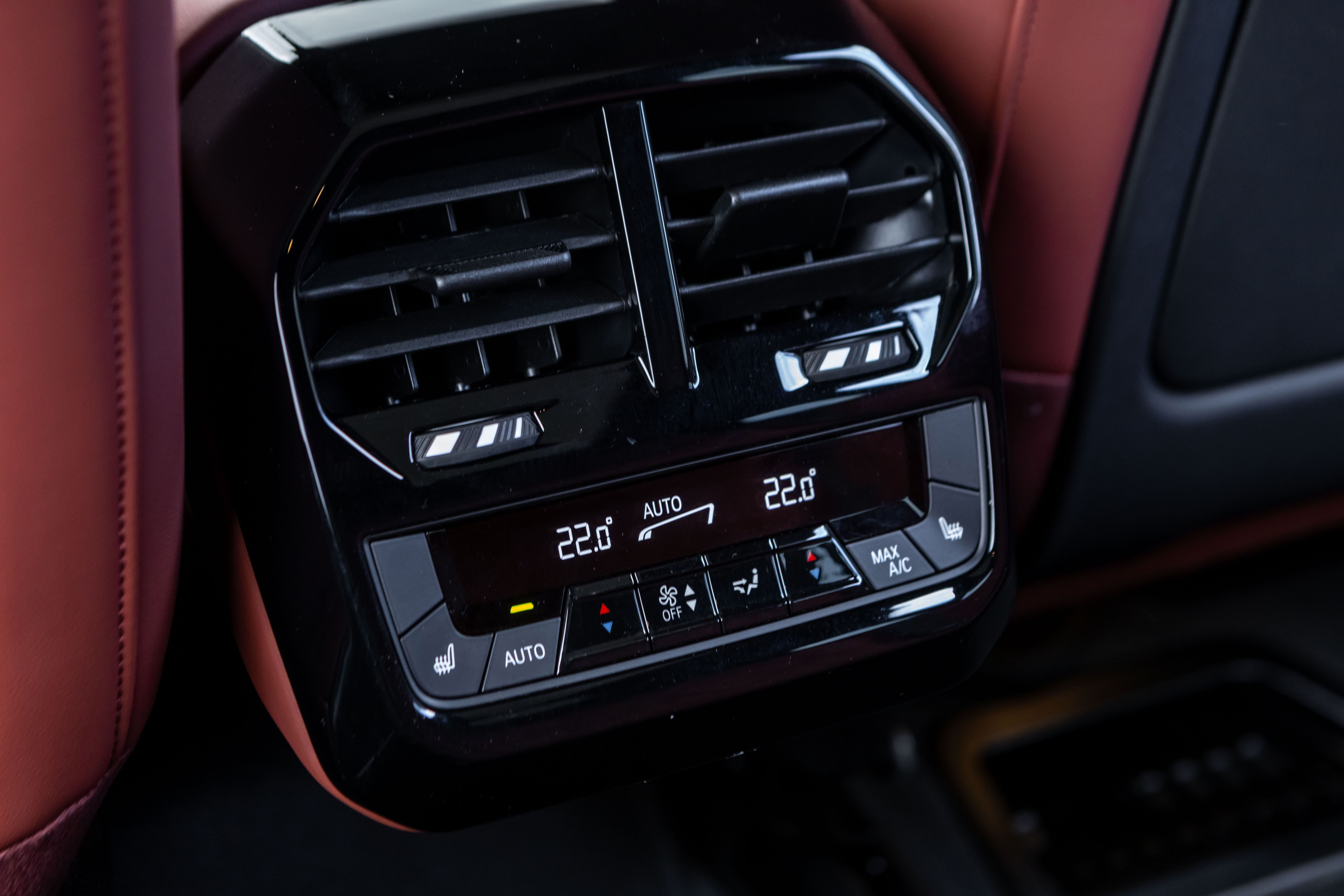 BMW iX xDrive60, 544hp, 2025