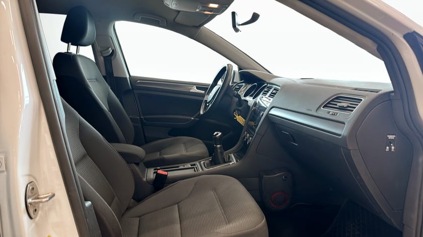 Bild 3 av Volkswagen Golf Sportscombi 1.0 TSI  (110hk) CARPLAY / DRAG