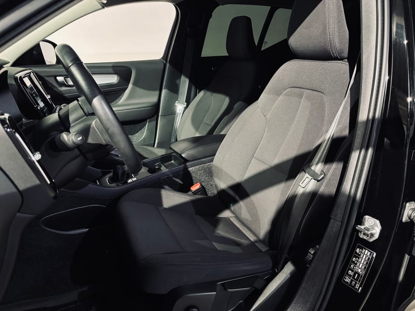 Bild 5 av Volvo XC40 T2 FWD Momentum | Dragkrok | Värmare |
