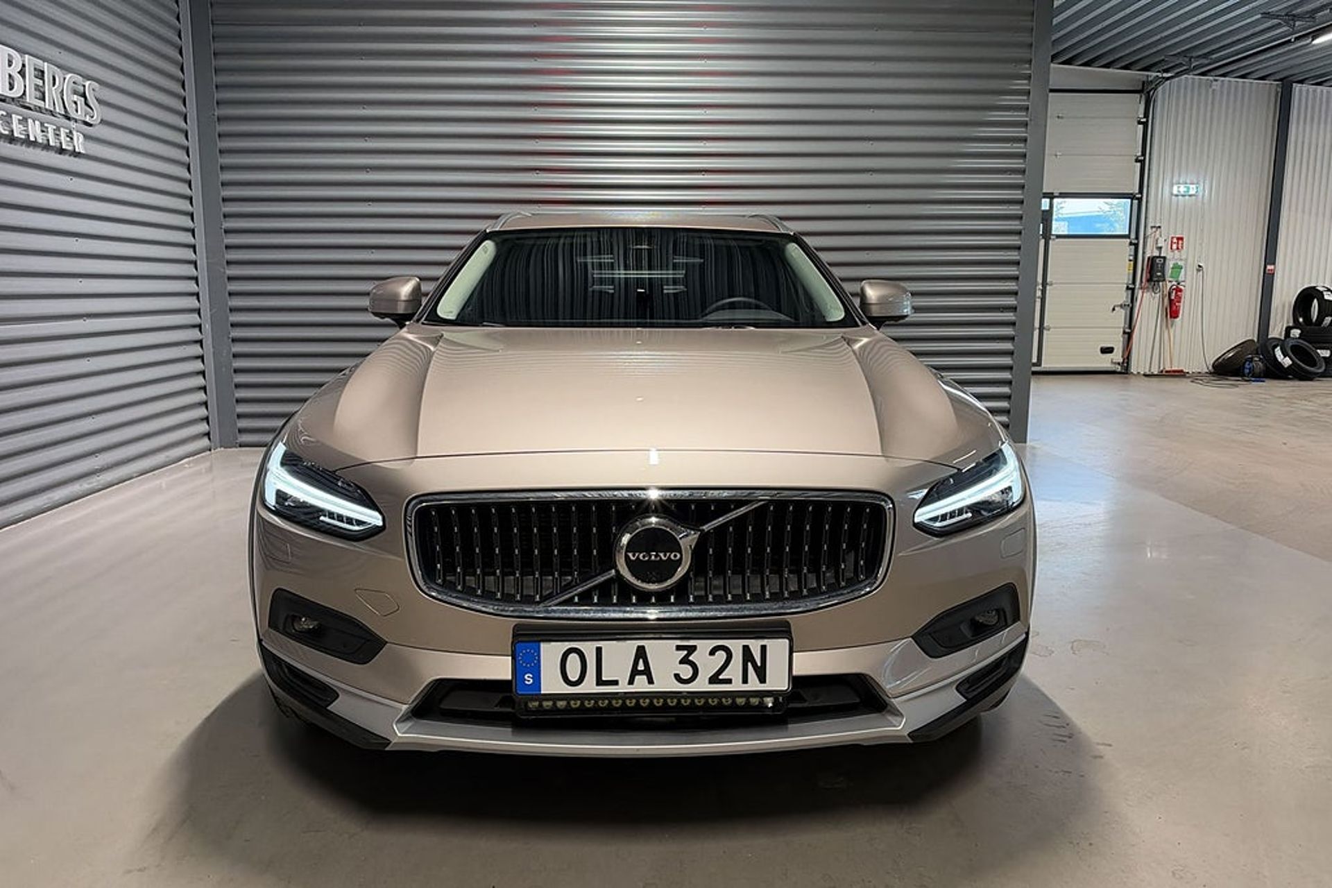 Volvo V90 Cross Country B4 AWD Plus 2023, photo 2/10