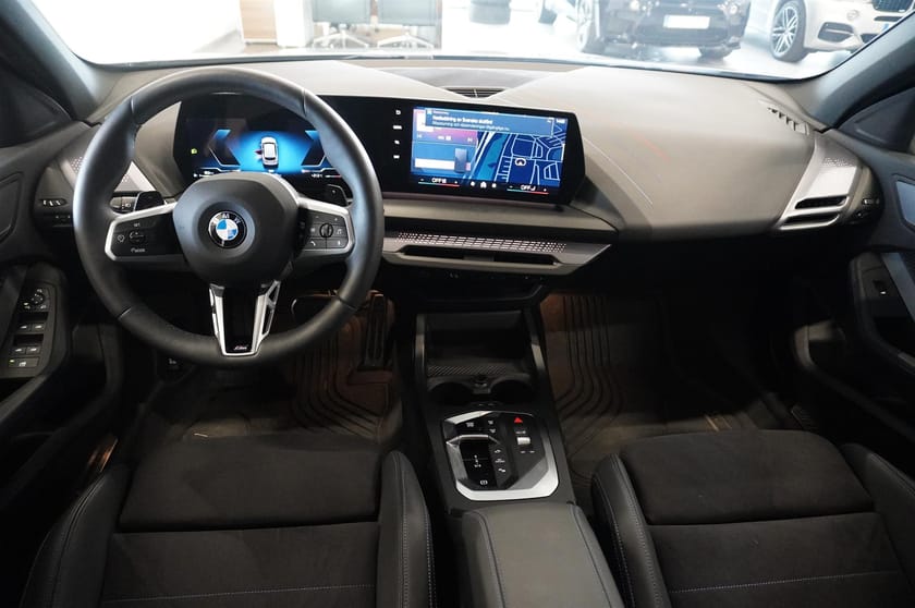 Bild 2 av BMW 120 M-Sport Navi Automat Backkamera Rattvärme Tonade Rutor 18