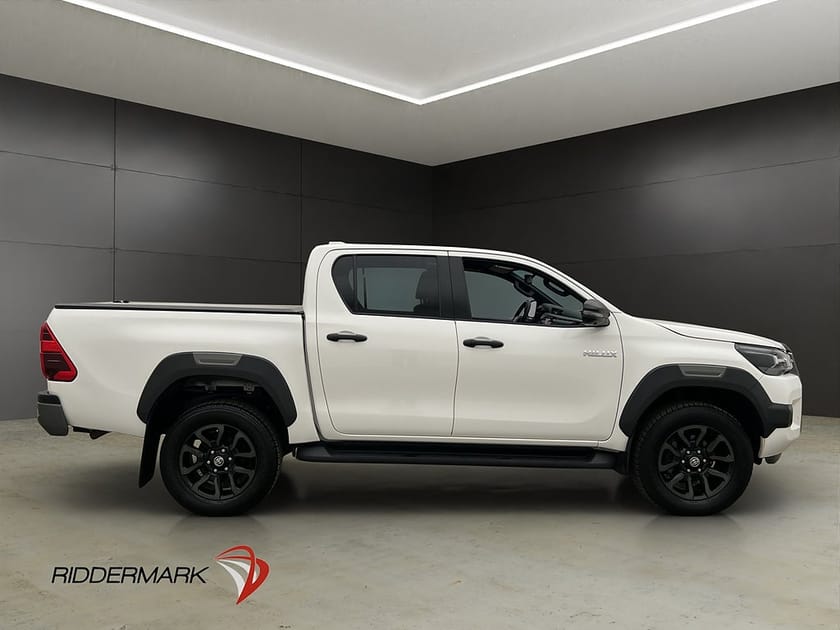 Bild 2 av Toyota Hilux Dubbelhytt Invincible 2.8 4WD Värm Drag JBL Diff 360° Moms