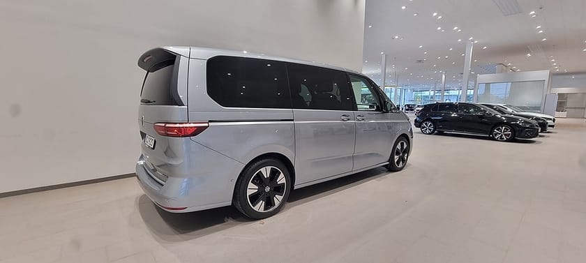 Bild 2 av Volkswagen Multivan eHybrid 4M T7 Style LWB 1.5 e-Hybrid 4-Motion "Säng"