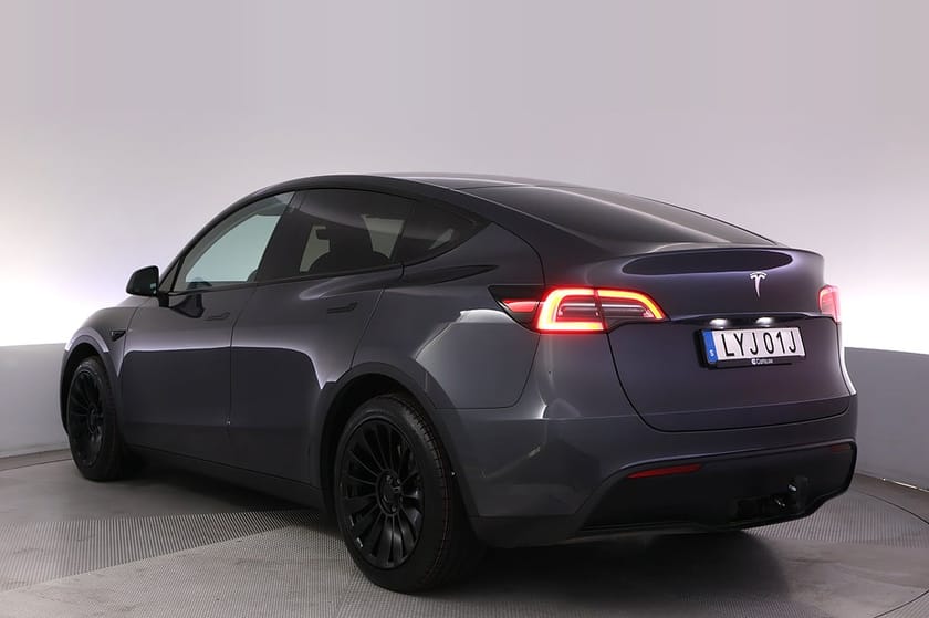 Bild 4 av Tesla Model Y Standard Range RWD Autopilot Panorama Drag