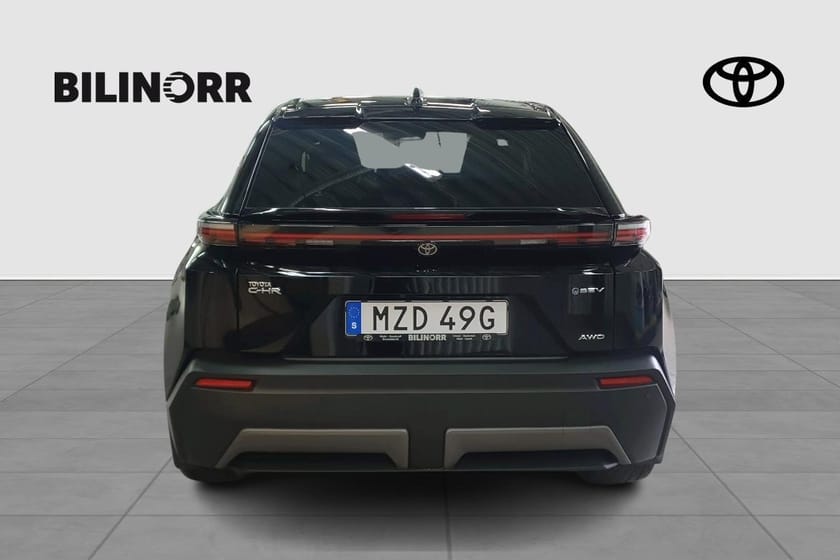 Bild 5 av Toyota C-HR+ 77 kWh Executive AWD Pano JBL Black Pack | V-Hjul | Drag |
