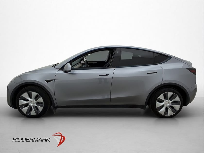 Bild 1 av Tesla Model Y Standard Range RWD Pano Drag Autopilot Svensksåld