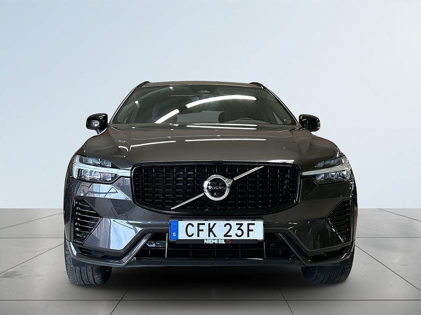 Bild 2 av Volvo XC60 PLUG-IN T8 AWD Ultimate Dark Drag 360° HuD B&W Pano S&V
