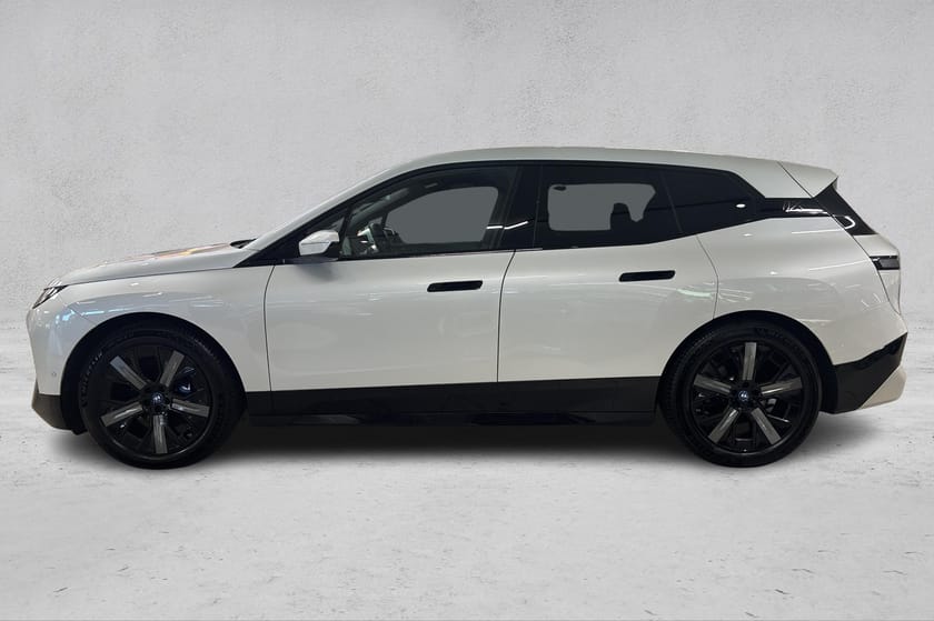 Bilde 2 av BMW iX xDrive50 50 Fully charged | Sportspakke | BSI | Skinn