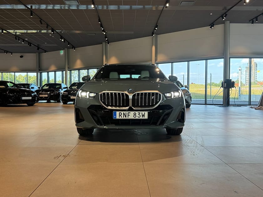 Bild 2 av BMW i5 xDrive40 Touring M Sport D/A Plus Drag H/K Rattvärme