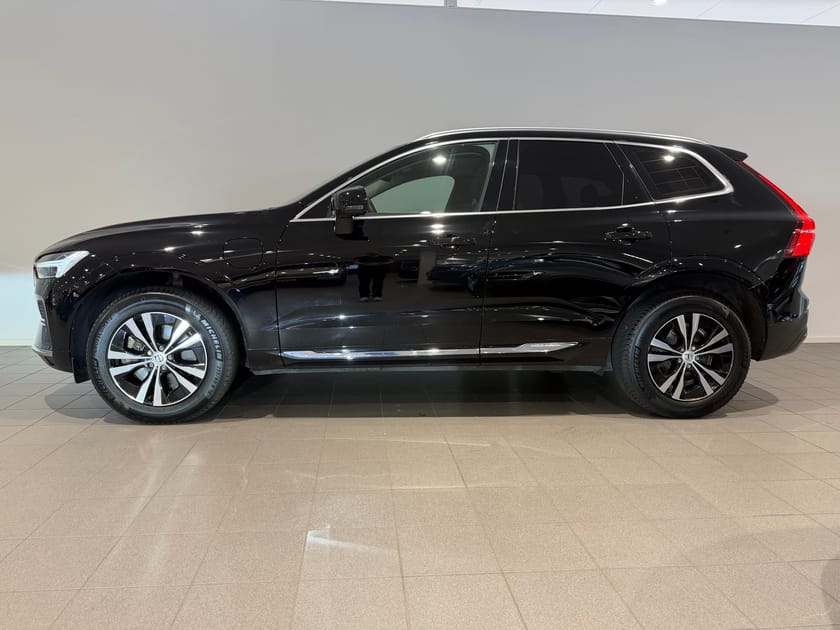 Bild 3 av Volvo XC60 Recharge T6 Core Edition / Panorama tak / Navigation / Dragkrok / 10 000 tillbehör /