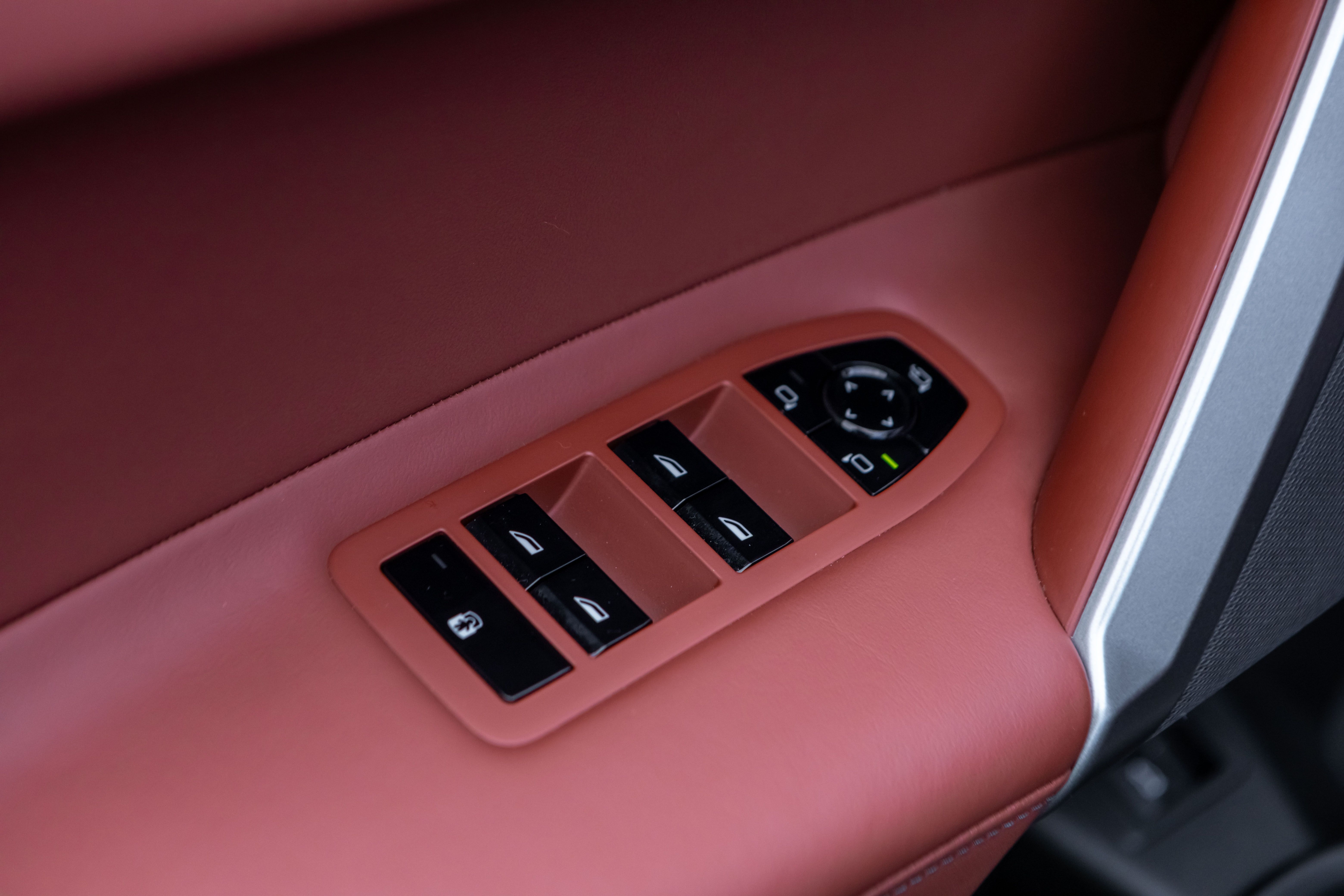 BMW iX xDrive60, 544hp, 2025