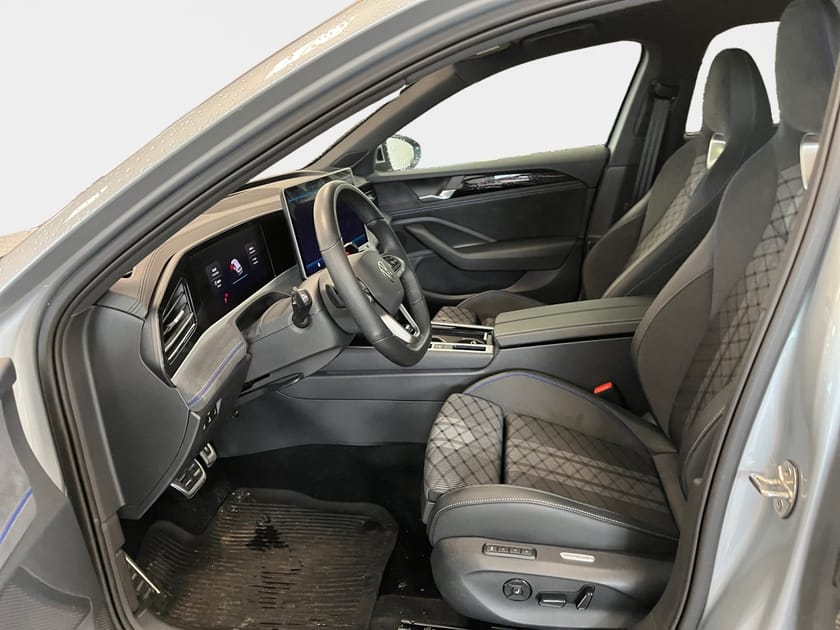 Bild 5 av Volkswagen Passat Variant eHybrid R-Line 272hk *Drag/Keyless/P.värm/IQ*