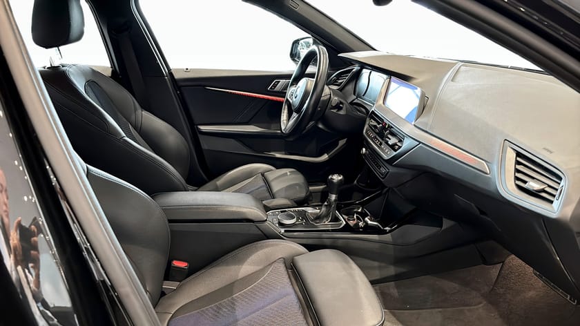Bild 3 av BMW 118i M Sportpaket,rattvärme,sportstolar,farthållare