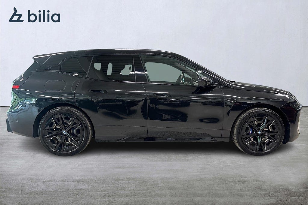 BMW iX xDrive60, 544ps, 2025
