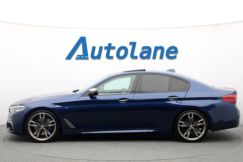 Bild 5 av BMW M550i xDrive Sedan Ultimate, B&W, Taklucka, Massage, HUD 462hk