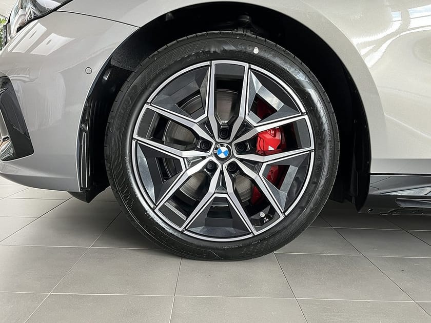 Bild 4 av BMW i5 xDrive40 Touring M Sport Pro Drag B&W 19" Rattvärme