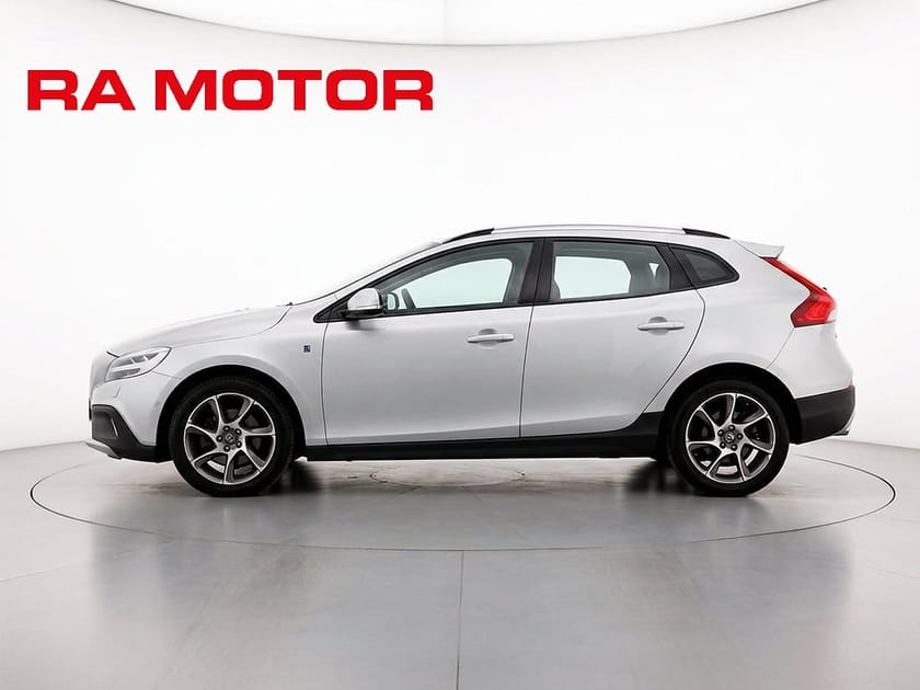 Bild 2 av Volvo V40 Cross Country Ocean Race |Drag | Läder | D2 | Kamrem bytt