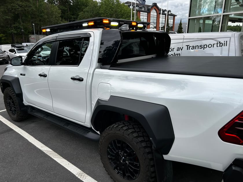 Bild 4 av Toyota Hilux Dubbelhytt D-CAB 2,8 GR SPORT II Rhino-rack Blixtljus X-ljus Arbetsbelysning