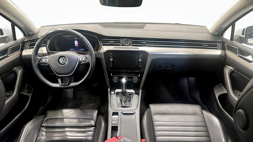 Bild 4 av Volkswagen Passat Sportscombi 2.0 TDI (190hk) R-LINE / EXECUTIVE / APPLE CARPLAY