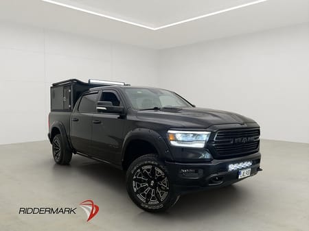RAM 1500 Crew Cab Dodge Laramie Night 5.7 4x4 HUNDKÅPA Drag Pano Moms