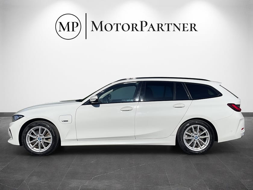 Bild 5 av BMW 330e xDrive Touring Drag HUD Kamera Widescreen Halv-Skinn MOMS