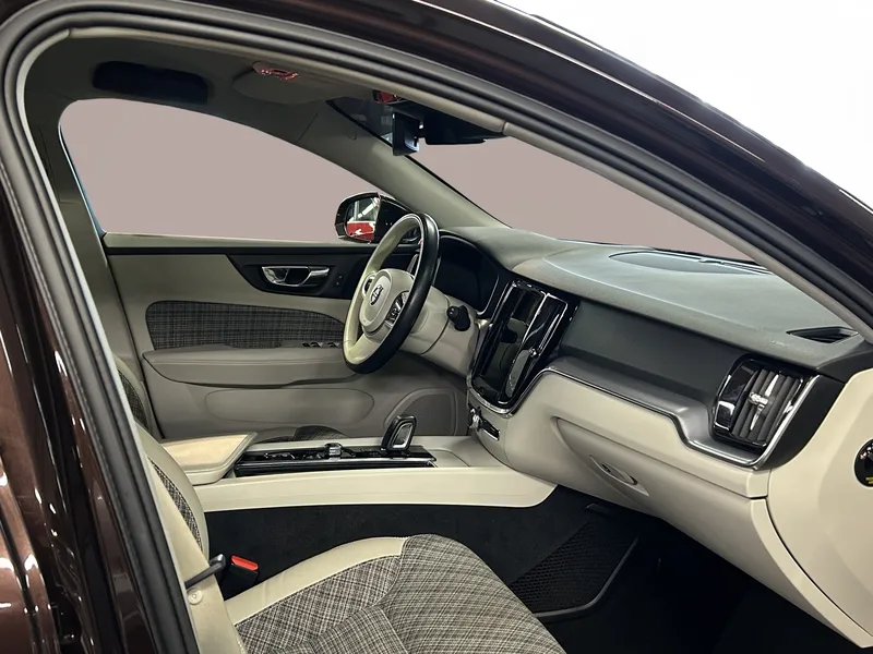 Bild 7 av 15 – Volvo V60 B4 Bensin Momentum Advanced Edition