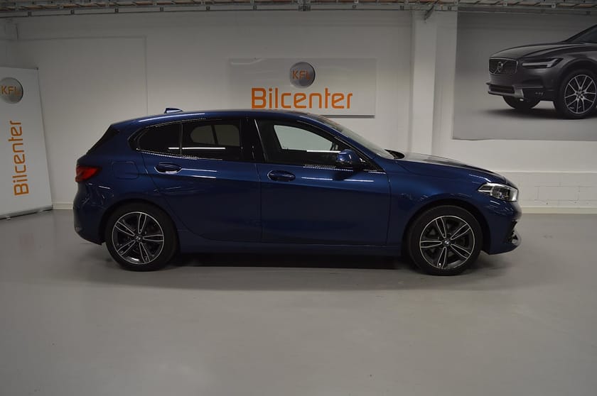 Bild 5 av BMW 118i Sport line V-Däck ingår Drag-Navi-CarPlay-PDC-FartH-BT