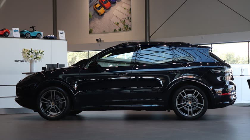 Bild 3 av Porsche Cayenne E-Hybrid / Platinum Edition / Sportavgassystem / Massagestolar /