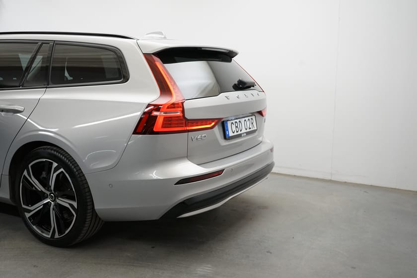 Bild 3 av Volvo V60 Recharge T8 Ultimate Dark Edition, Taklucka, Dragkrok, Navigation, Head Up Display