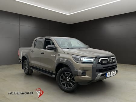 Toyota Hilux Dubbelhytt Invincible 2.8 4WD Värmare JBL Drag Diff MOMS
