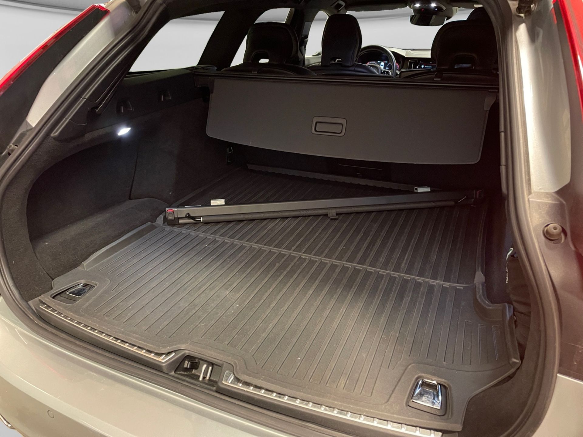 Volvo V90 T8 R-Design 392HK / B&W 2019, kuva 7/18